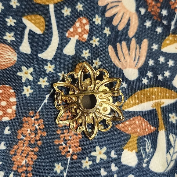 Vintage brooch gold tone filigree design black gem - Picture 4 of 8